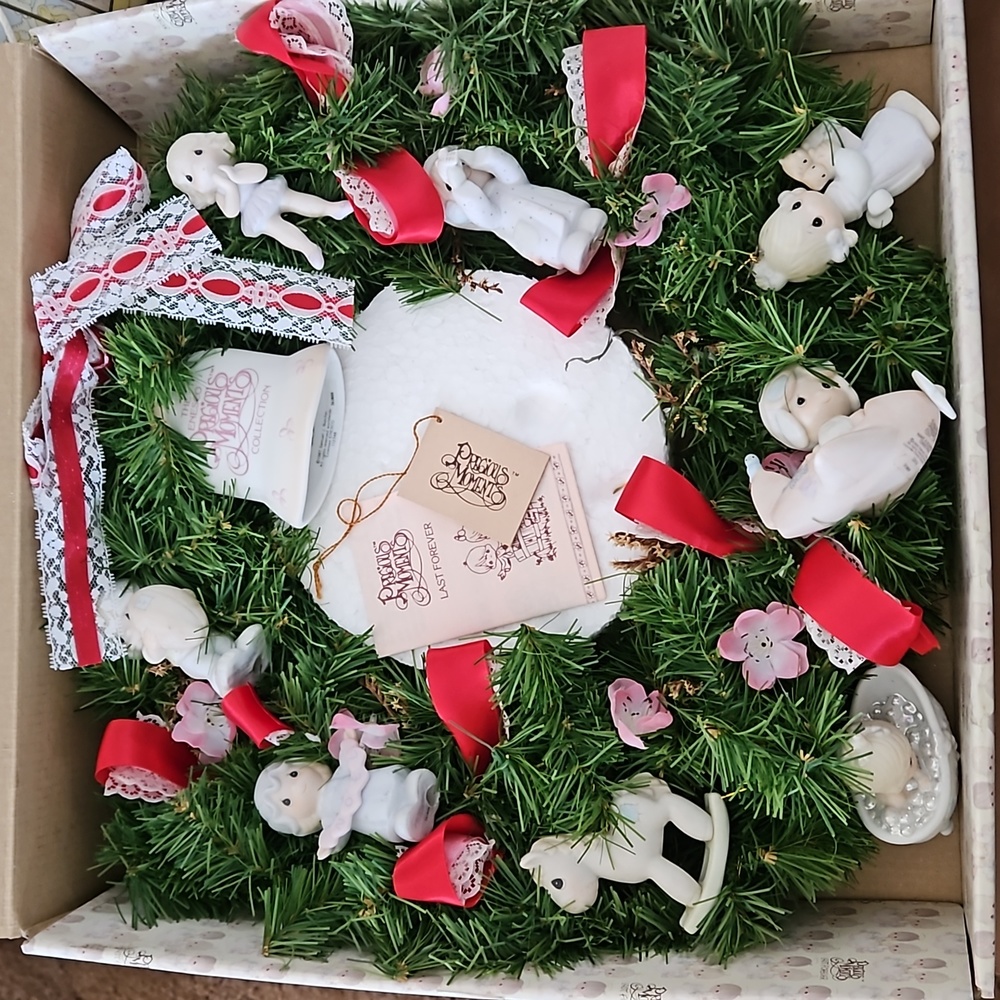 Precious Moments Christmas Ornament Display Wreath w 9 porcelain figurines NEW